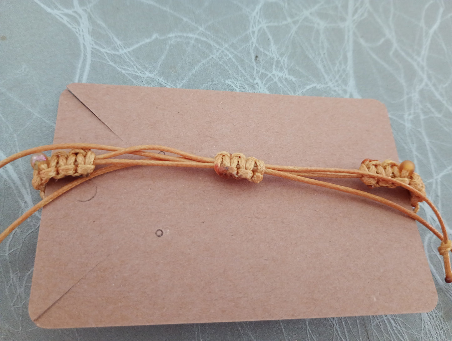 Macrame armband met zilverkleurig hart