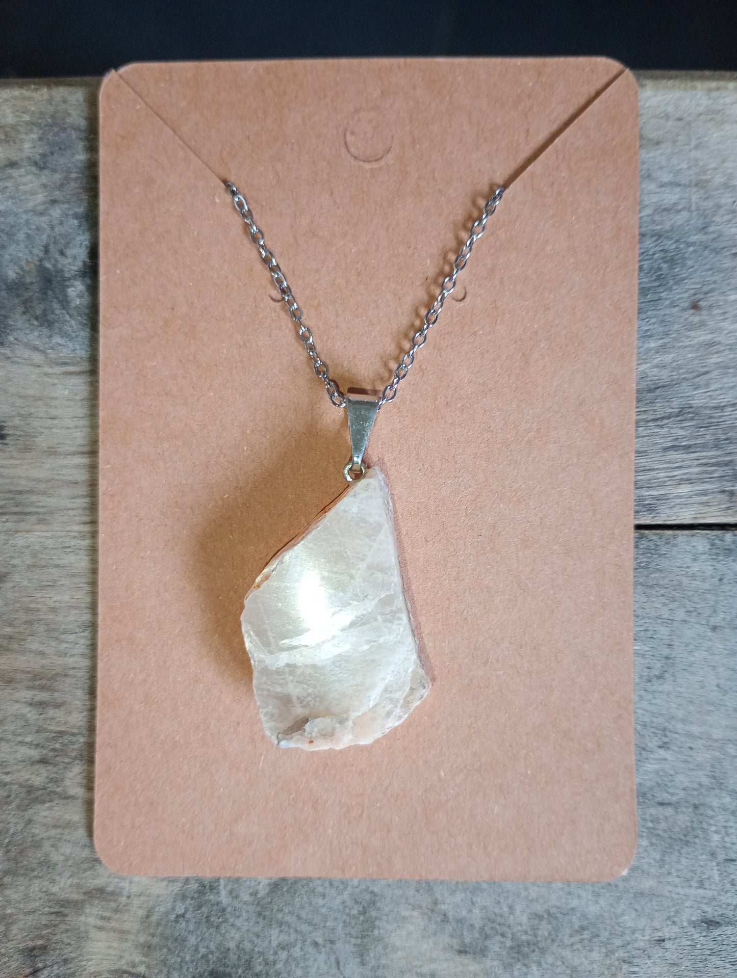 Zilveren ketting met ruwe edelsteenhanger