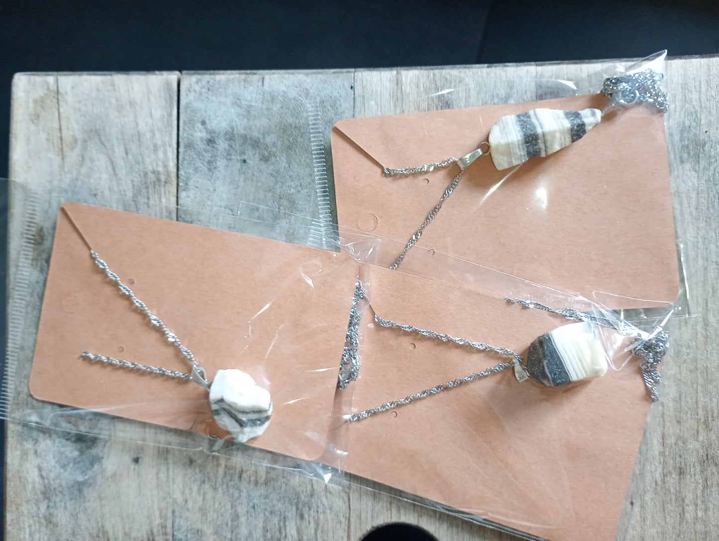 Zilveren ketting met ruwe edelsteenhanger