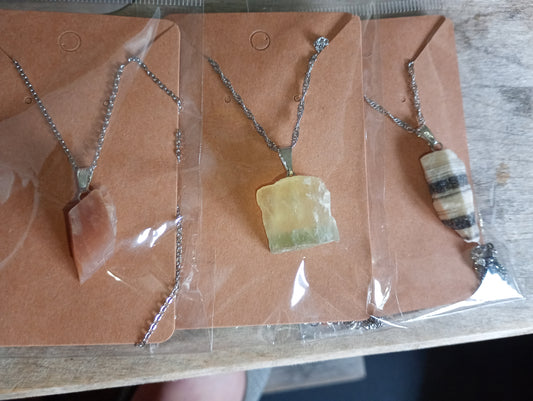 Zilveren ketting met ruwe edelsteenhanger