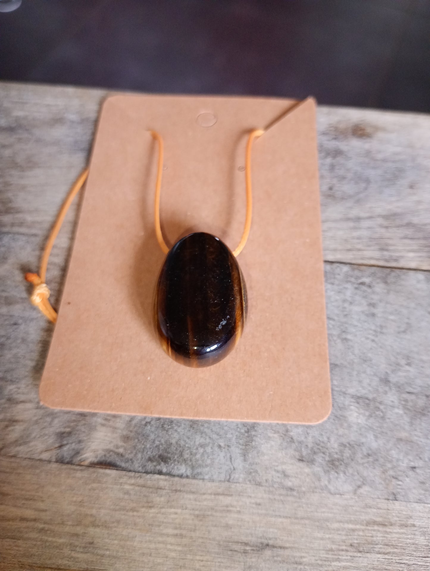 Edelsteenhanger aan touw-ketting