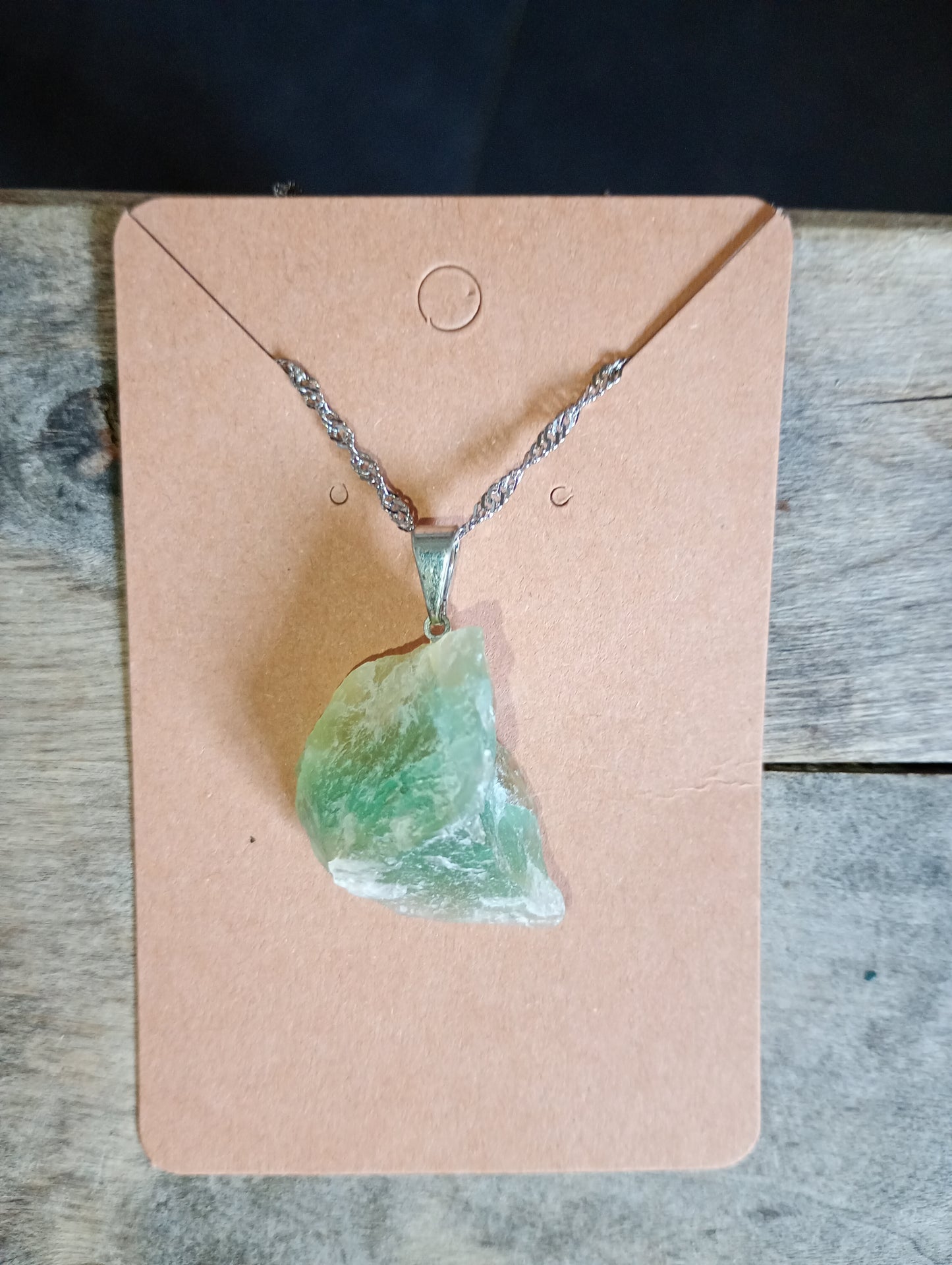 Zilveren ketting met ruwe edelsteenhanger