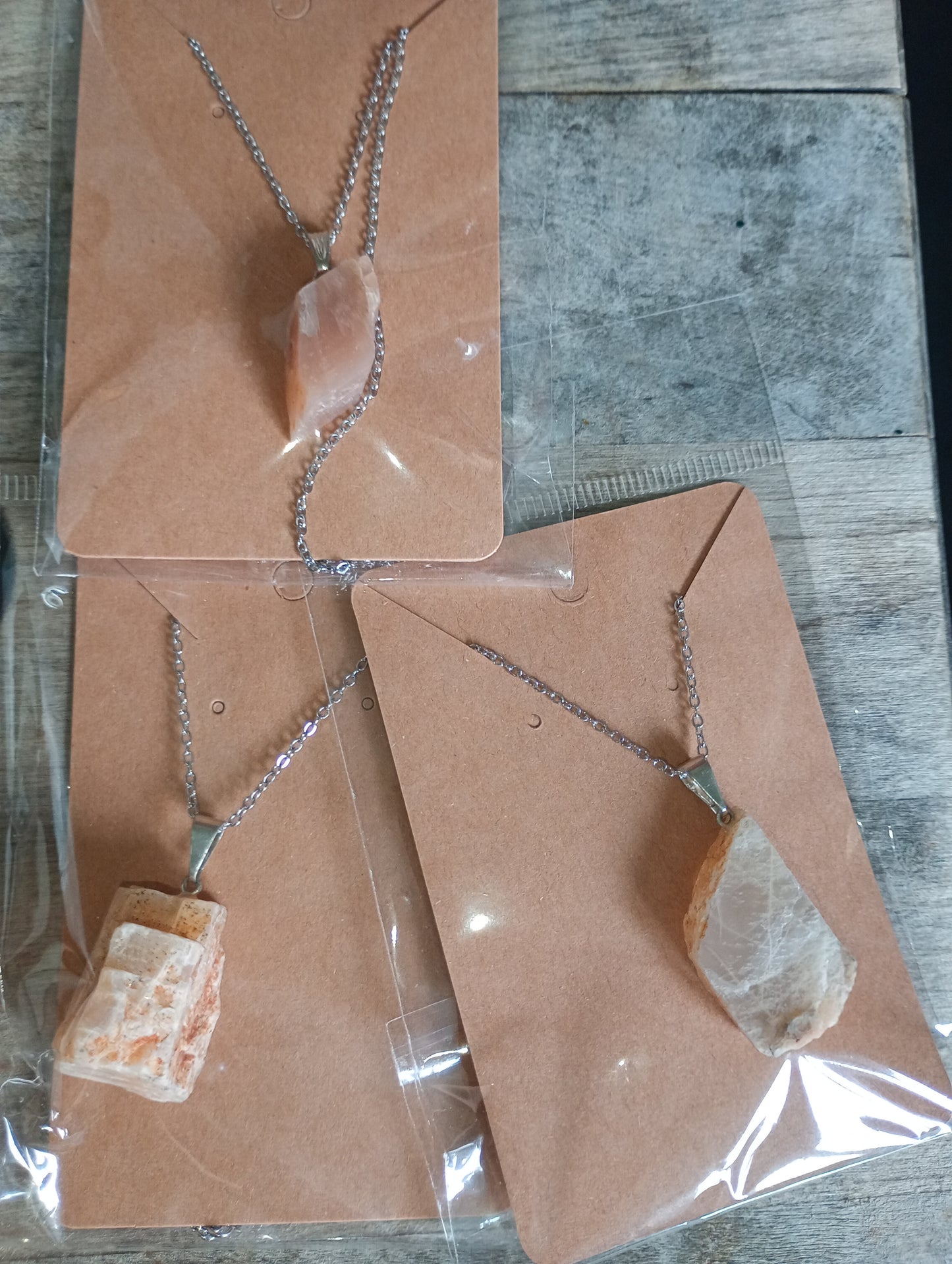 Zilveren ketting met ruwe edelsteenhanger