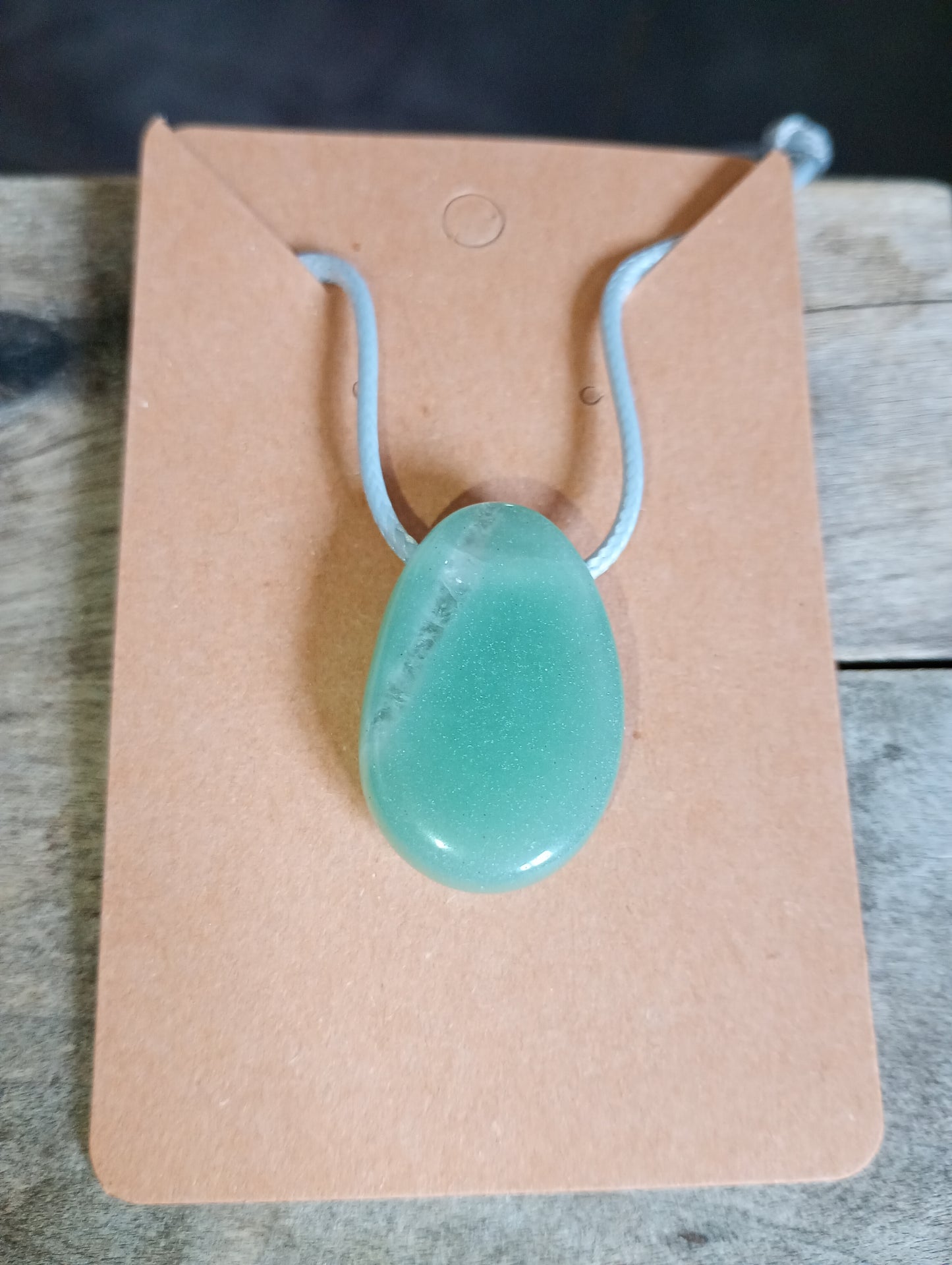 Edelsteenhanger aan touw-ketting