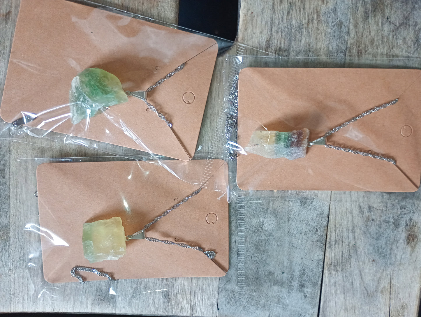 Zilveren ketting met ruwe edelsteenhanger