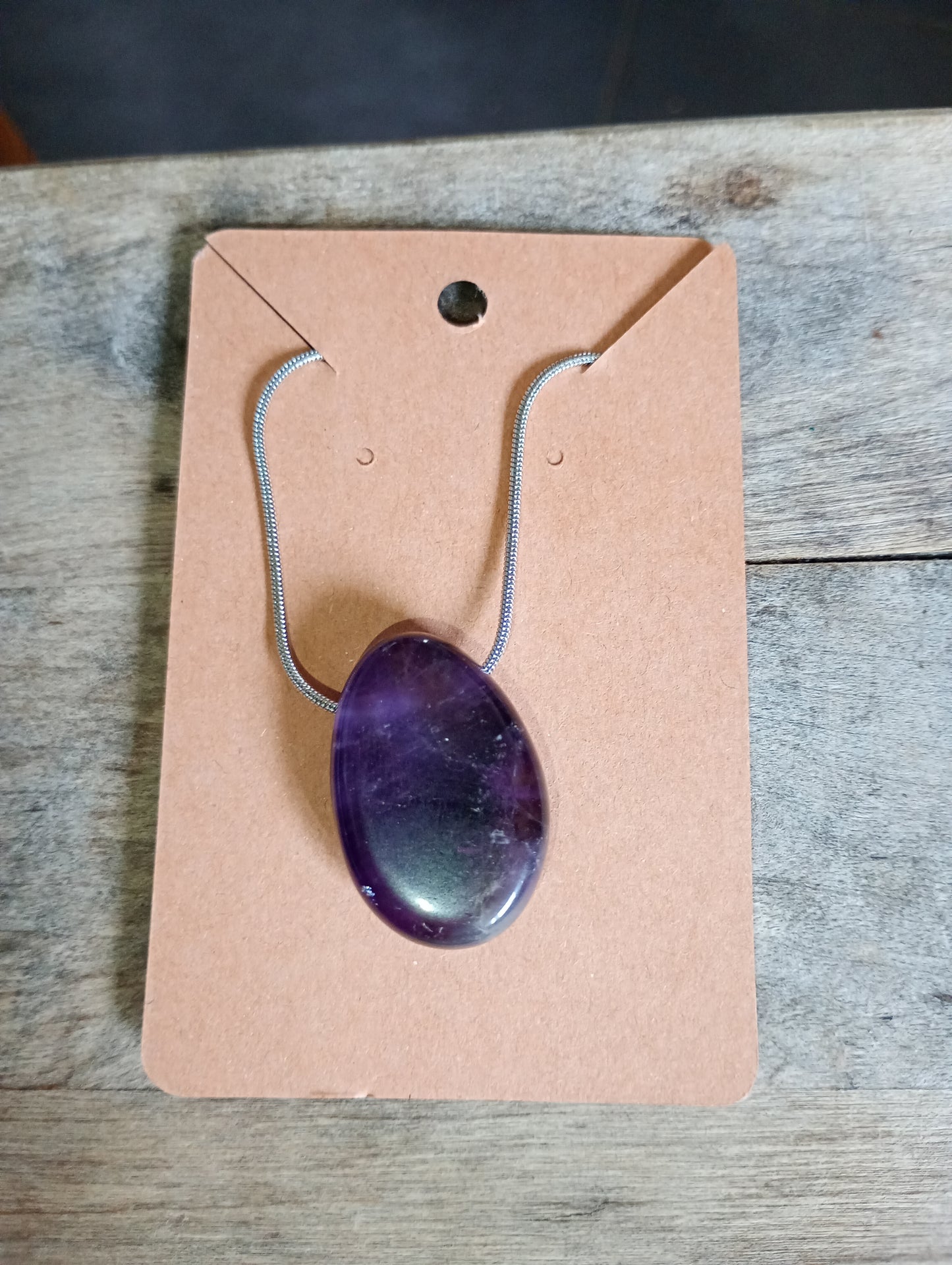 Zilverkleurige ketting met amethist hanger