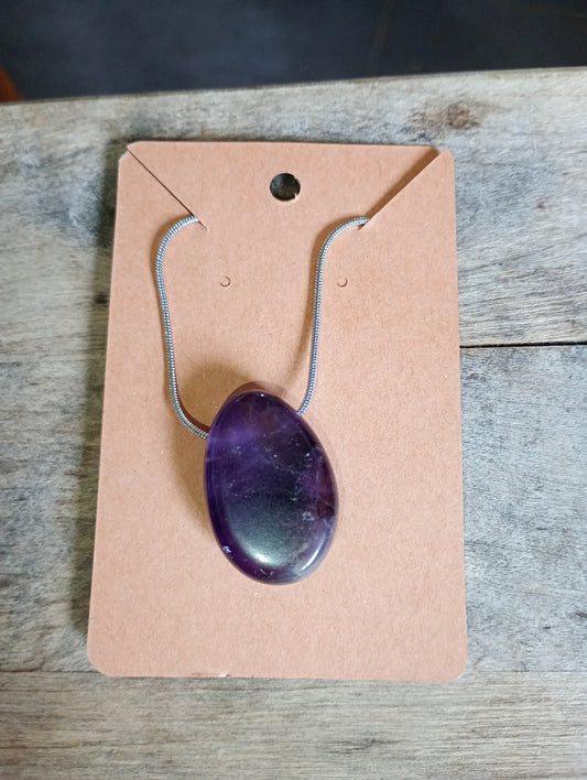 Zilverkleurige ketting met amethist hanger