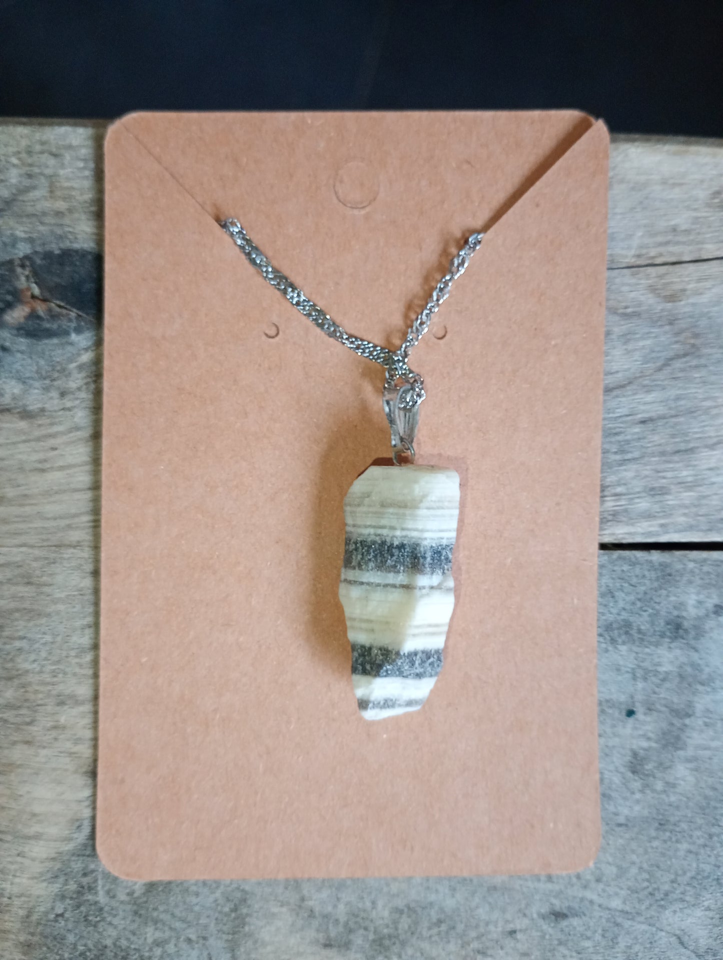 Zilveren ketting met ruwe edelsteenhanger