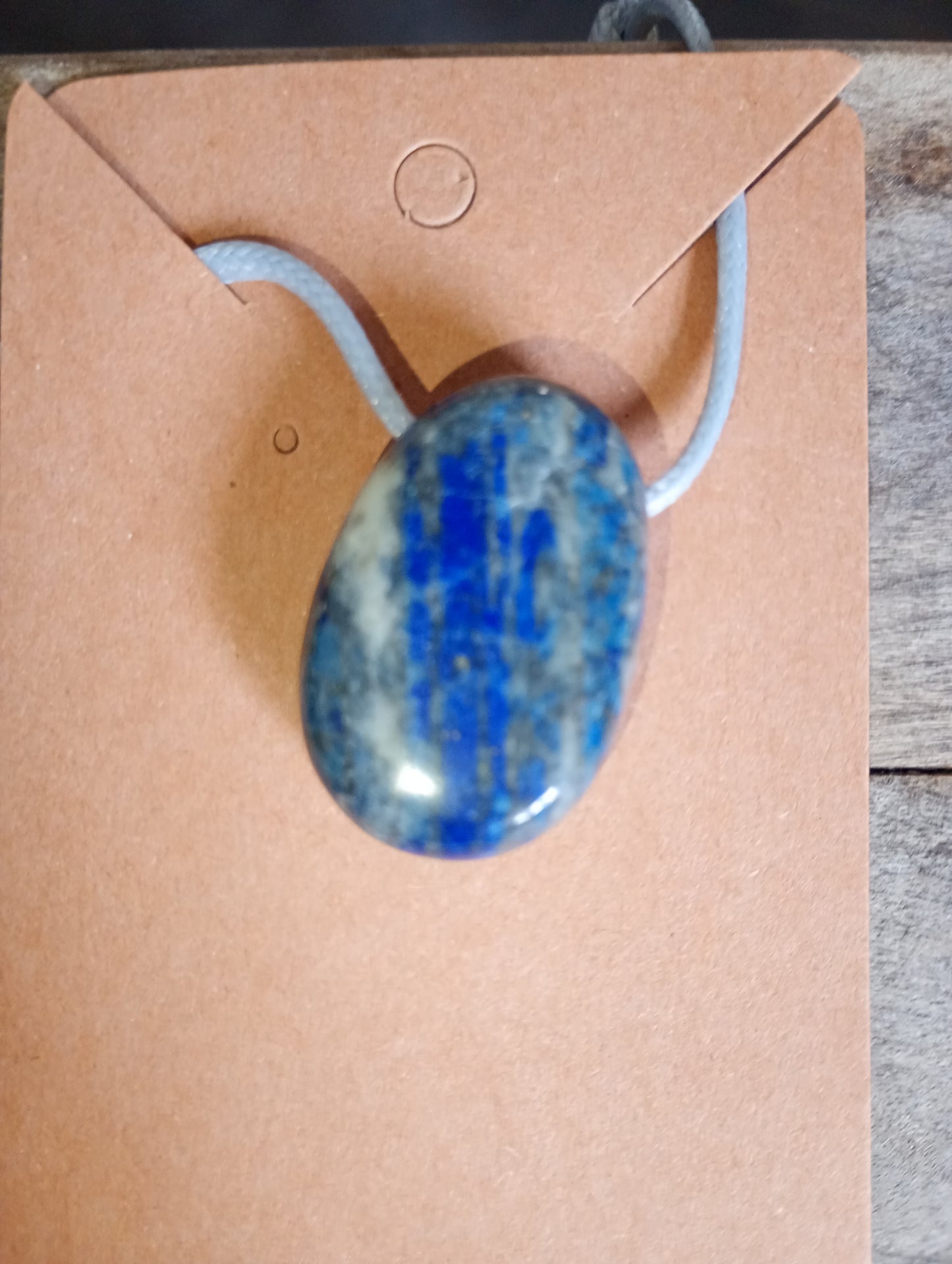 Edelsteenhanger aan touw-ketting