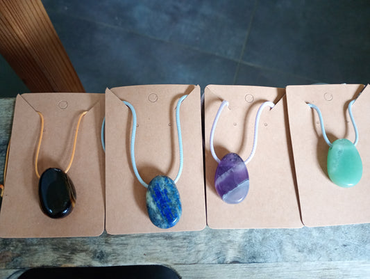 Edelsteenhanger aan touw-ketting