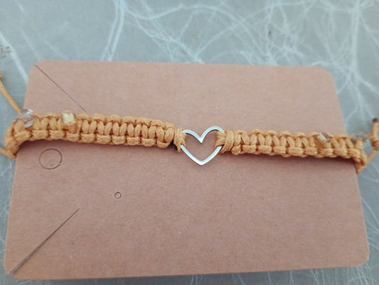 Macrame armband met zilverkleurig hart