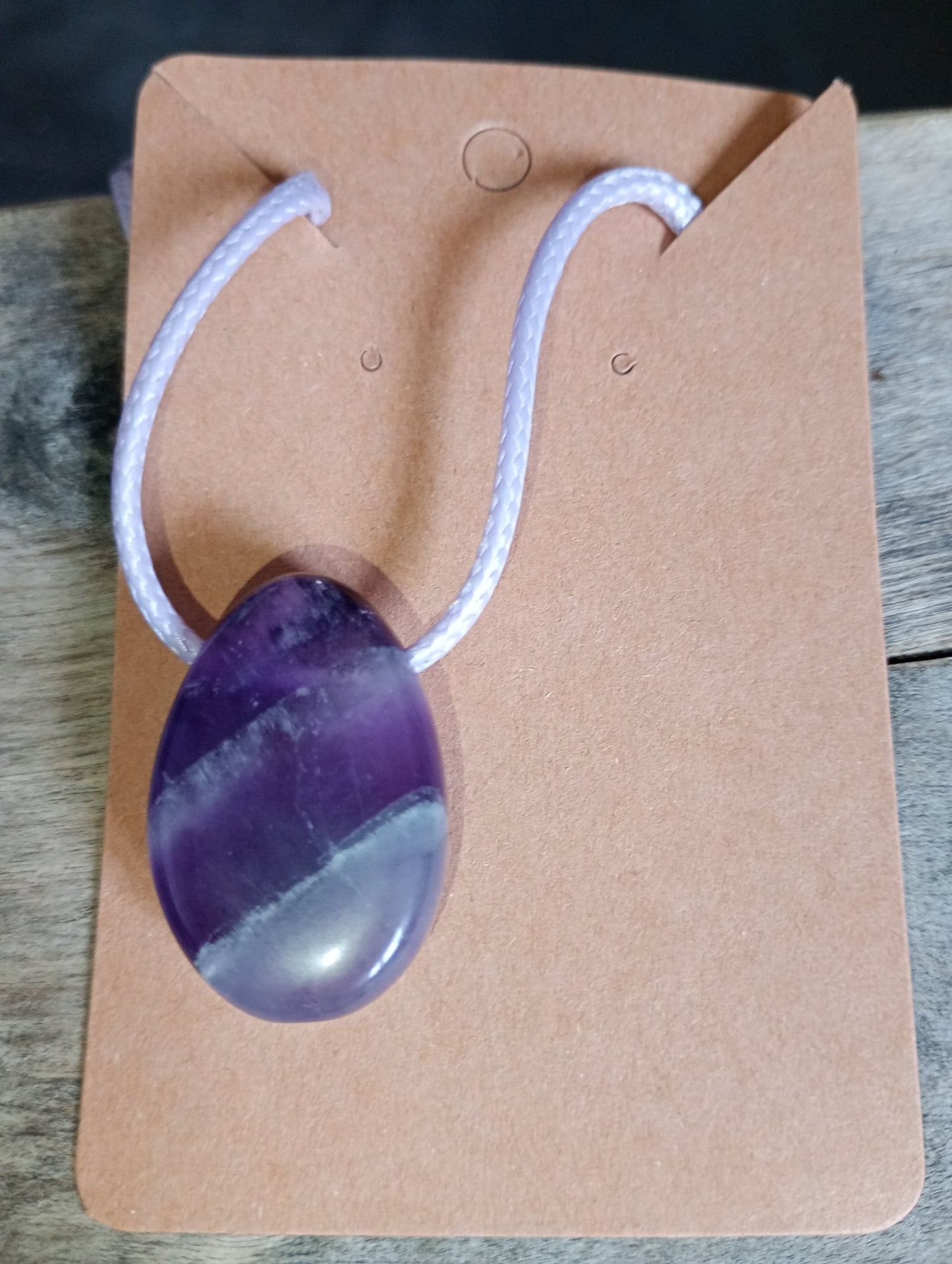 Edelsteenhanger aan touw-ketting